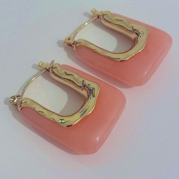 NIB petal pink glass gold tone square drop earrings pierced ears bar hinged back - Picture 8 of 8